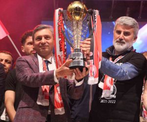 Hande Yener Batman Petrolspor’un şampiyonluk kutlamaları için sahneye çıktı