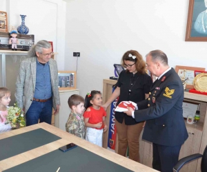 Esenköy’de anaokulu öğrencilerinden askere Türk bayrağı hediyesi