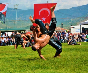 Başpehlivanlar Ege’nin Kırkpınar’ı Helvacı’da er meydanına iniyor