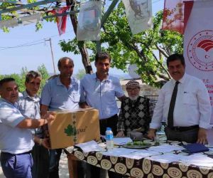 Tarsus’ta biyoteknik mücadele için çiftçilere tuzak dağıtıldı