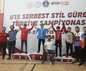 Bursa Büyükşehir Belediyesporlu güreşçi Emirhan Çetin Türkiye şampiyonu
