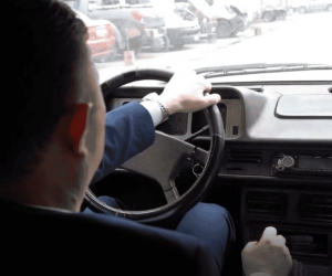 Bozuk yollara Ferdi Tayfur ile dikkat çekti