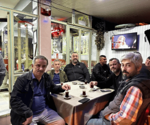 İnegöl'ün meşhur kahvecisi, seçim sonrası herkese ücretsiz çay ikram etti