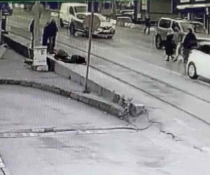 Bursa’da karayolundan karşıya geçen vatandaşın ölümden döndüğü anlar kamerada