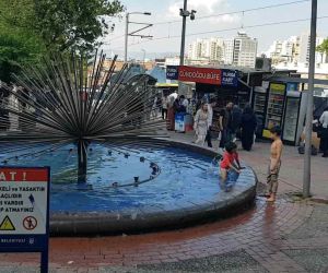 Bursa’da çocukların süs havuzunda tehlikeli eğlencesi
