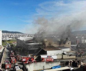 Sancaktepe’de yangın çıkan mobilya atölyesi havadan görüntülendi