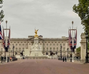 Buckingham Sarayı önünde silahlı olduğu şüphesiyle bir kişi gözaltına alındı