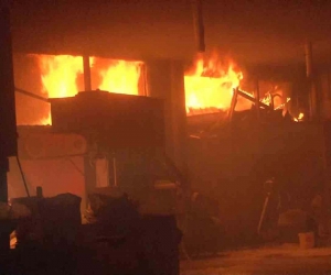 Kartal’da mobilya atölyesi alev alev yandı