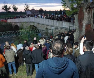 Sabahın ilk ışıklarında nehir kenarına akın ettiler