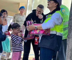 Erdal Erdem’den depremzede çocuklara moral desteği