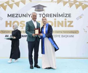 Başkan Dursun, liseli gençlerin mezuniyet mutluluğuna ortak oldu