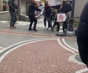 Polise yumruk atan şahsı linçten yine polis kurtardı