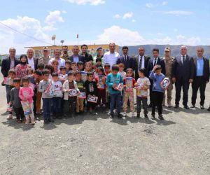 Siirt Valisi Hacıbektaşoğlu, Baykan’da köy okulunda öğrencilerle bir araya geldi