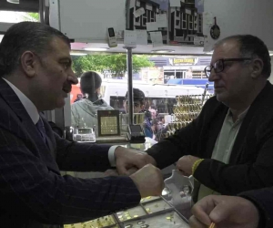 Sağlık Bakanı Fahrettin Koca, Sultangazi’de vatandaşlar buluşup sohbet etti