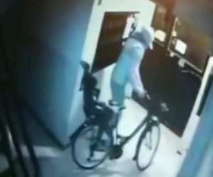 Yüzünü gizleyen hırsız bebek koltuğu takılı bisikleti çaldı