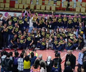 Fenerbahçe Kadın Voleybol Takımı, şampiyonluk kupasını kaldırdı