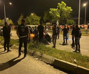 Siyasi partilerin bayraklarını söken iki şahıs yakalandı