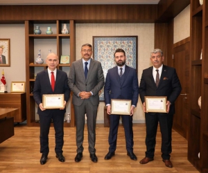 Belediye Başkan Yardımcıları Abdullah Damcı, Murat Arık ve Ertuğrul Cevahir’e başarı belgesi