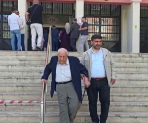 Siirt’te 90 yaşındaki Şükrü amca sandık başına gitti