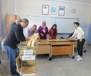 Cumhurbaşkanlığı ve 28. Dönem Milletvekilliği Genel Seçimleri’nde oy kullanma işleminin tamamlanmasının ardından İzmir’de oylar sayılmaya başlandı.