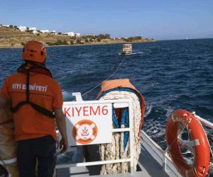 Makine arızası yapan 10 metrelik tekne kurtarıldı