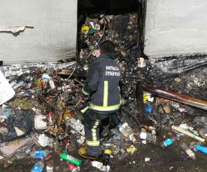 Binalardan tek katlı binanın üzerine atılan çöpler ikinci kez yangın çıkardı