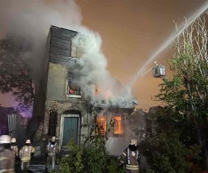 Fatih’te evsizlerin yaşadığı 2 katlı metruk binada yangın