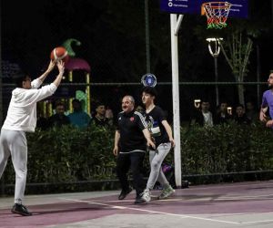 Bakan Varank, ilk kez oyunu kullanan gençlerle gece yarısı basketbol maçı yaptı