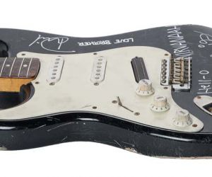 Kurt Cobain’in parçaladığı gitar yaklaşık 600 bin dolara alıcı buldu