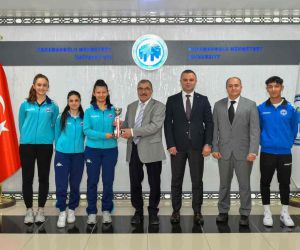 KMÜ, badminton takımı kupa ile döndü