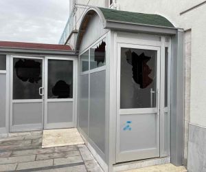 Karaman’da kaldırım taşıyla caminin camları ile şadırvanına hasar verildi