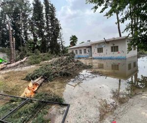 Osmaniye’de sağanak yağmur sonrası kanal taştı, evleri su bastı