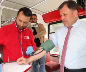 Depremzede vatandaşlardan kan bağışına yoğun ilgi