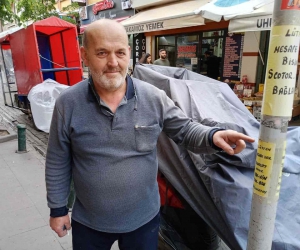 Etrafa bilinçsizce motosiklet ve scooter bağlayan vatandaşlara esnaftan esprili uyarı