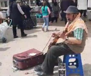 Dinar’ın tek sokak müzisyeni geçimini şarkı, türkü söyleyerek sağlıyor