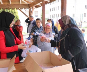 Meslek liseli öğrenciler depremzede çocukları yaptıkları bebeklerle sevindirdi