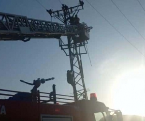 Yüksek gerilim hattında akıma kapılarak yaralandı