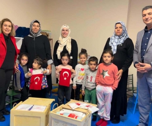 Depremzede öğrencilere oyun sandıkları dağıtıldı