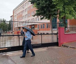 Gaziantep’te oy verme işlemi yoğun yağmur altında başladı