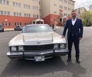Merhum Alparslan Türkeş’in otomobiliyle oy kullanmaya geldi