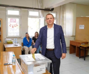 Başkan Mesut Ergin eşi Canan Ergin’le birlikte oyunu kullandı