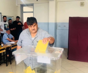 175 kilo ağırlığındaki seçmen yürüyerek oy kullanmaya gitti