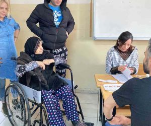 90 yaşındaki Hacer nine oy kullanmak için tekerlekli sandalye ile sandığa gitti