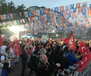 Kocaeli’de AK Parti il binası önünde kutlamalar başladı