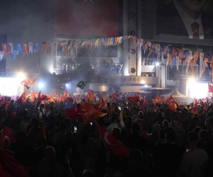 AK Parti İzmir’den seçim kutlaması