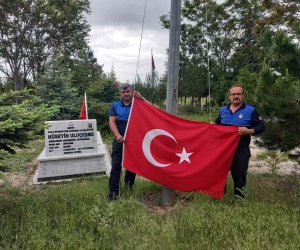 Günyüzü’nde şehit mezarlarının Türk bayrakları zabıtalara emanet
