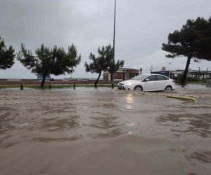 Samsun’da sağanak yağış yolları göle çevirdi
