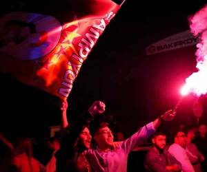 Taraftarlar, Florya Metin Oktay Tesisleri içinde takımı bekliyor