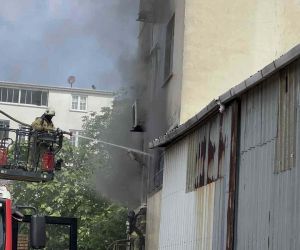 Arnavutköy’de lastik deposunda çıkan yangın paniğe neden oldu