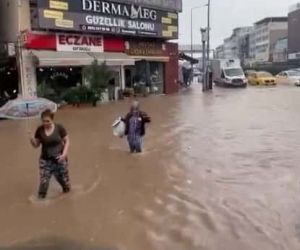 Yağmur İzmir Çiğli’yi vurdu, vatandaşlar dizine kadar sularda yürüdü